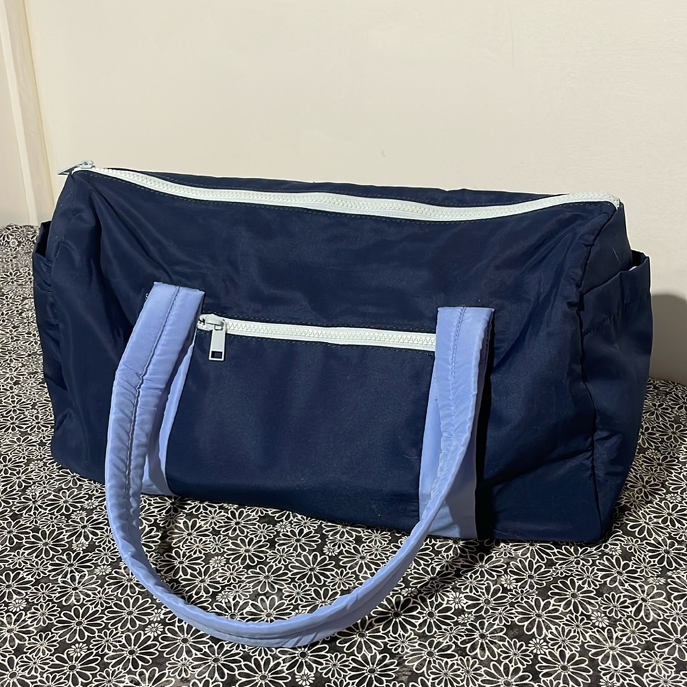 NWT - J crew duffel/travel bag with 7 pockets navy and light blue - Picture 9 of 10